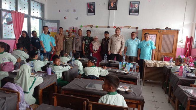 
					Yayasan Bhakti Bela Negara Bagikan MBG di SDN 1 Tarikolot, Dukung Program Presiden Prabowo