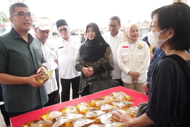 
					Bupati Bogor dan Ketua DPRD Apresiasi Kadin Sukses Gelar Bazar Pangan Murah di Babakan Madang
