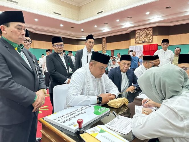 
					Rudy-Jaro Ade Tunaikan Zakat Melalui Baznas Kabupaten Bogor