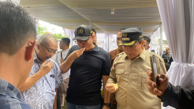 
					Ketua DPRD Kabupaten Bogor, Sastra Winara saat santap durian di festival durian Leuwiliang. (Ist)