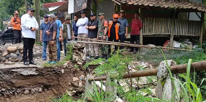 
					Istimewa! Bupati Bogor Rudy Susmanto Keluarkan Kocek Pribadi Perbaiki Jembatan Ambruk di Citeureup