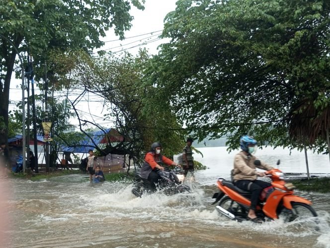 
					Imbas Hujan Deras, Situ Cikaret Cibinong Meluap Sebabkan Kendaraan Sulit Melintas