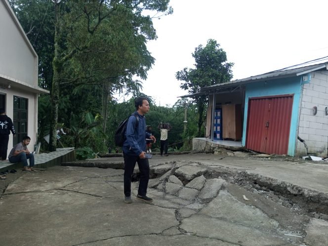 
					Warga Bojong Koneng Minta Direlokasi Gegara Pergeseran Tanah