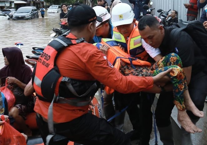 
					PLN Bantu Evakuasi Warga Sambil Kontrol Kemanan Listrik di Tengah Banjir Bekasi