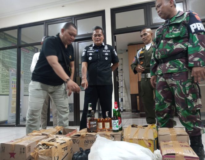 
					Nekat Beroperasi saat Ramadhan, Satpol PP Segel THM di Sukaraja dan Sita 183 Botol Miras