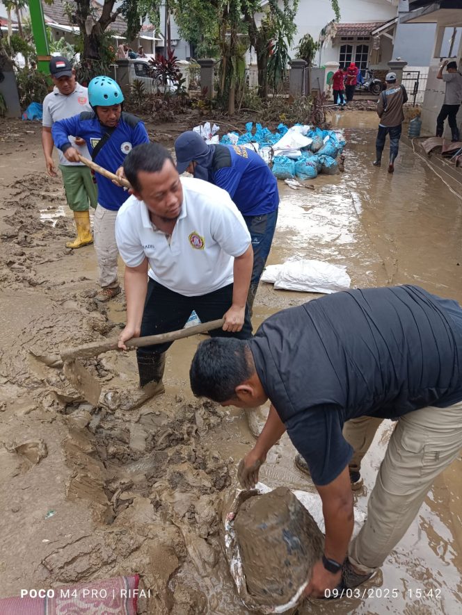 
					Katar Gunung Putri Bantu Bersihkan Lumpur dan Sampah Pasca Banjir di Bojong Kulur