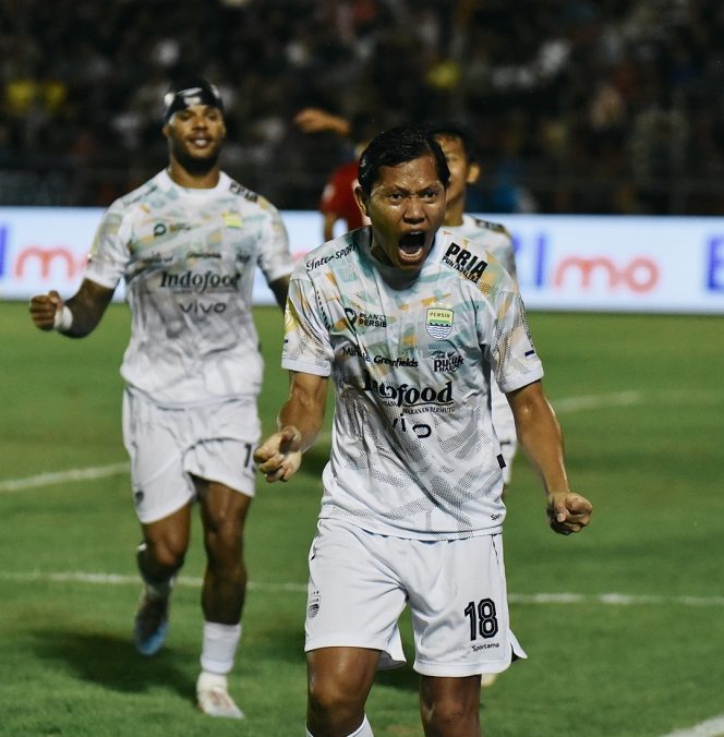 
					Persib Bandung Bungkam Semen Padang 4-1, Semakin Kokoh di Puncak Klasemen