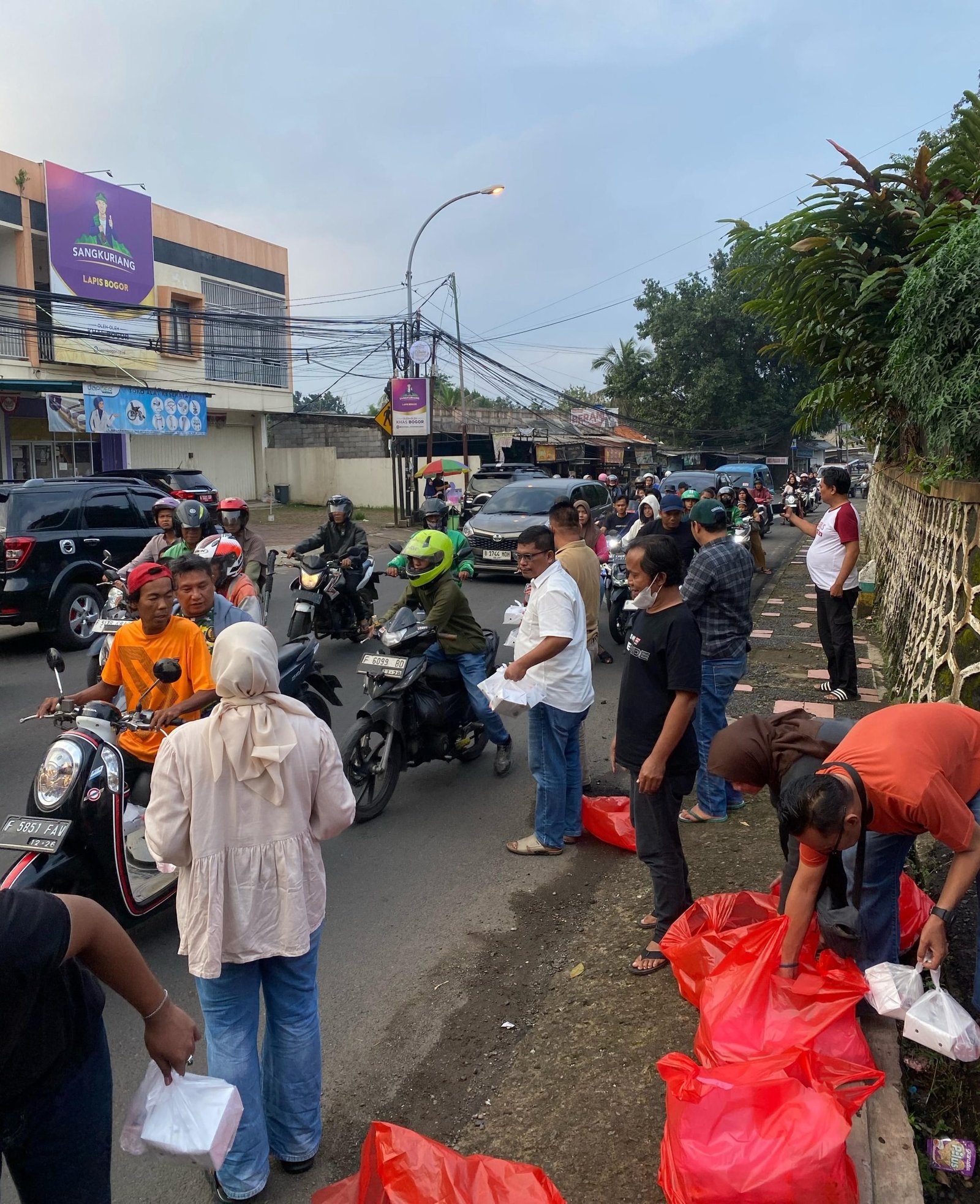 Update Istimewa Group Berbagi Ratusan Paket Takjil ke Pengguna Jalan di Cibinong
