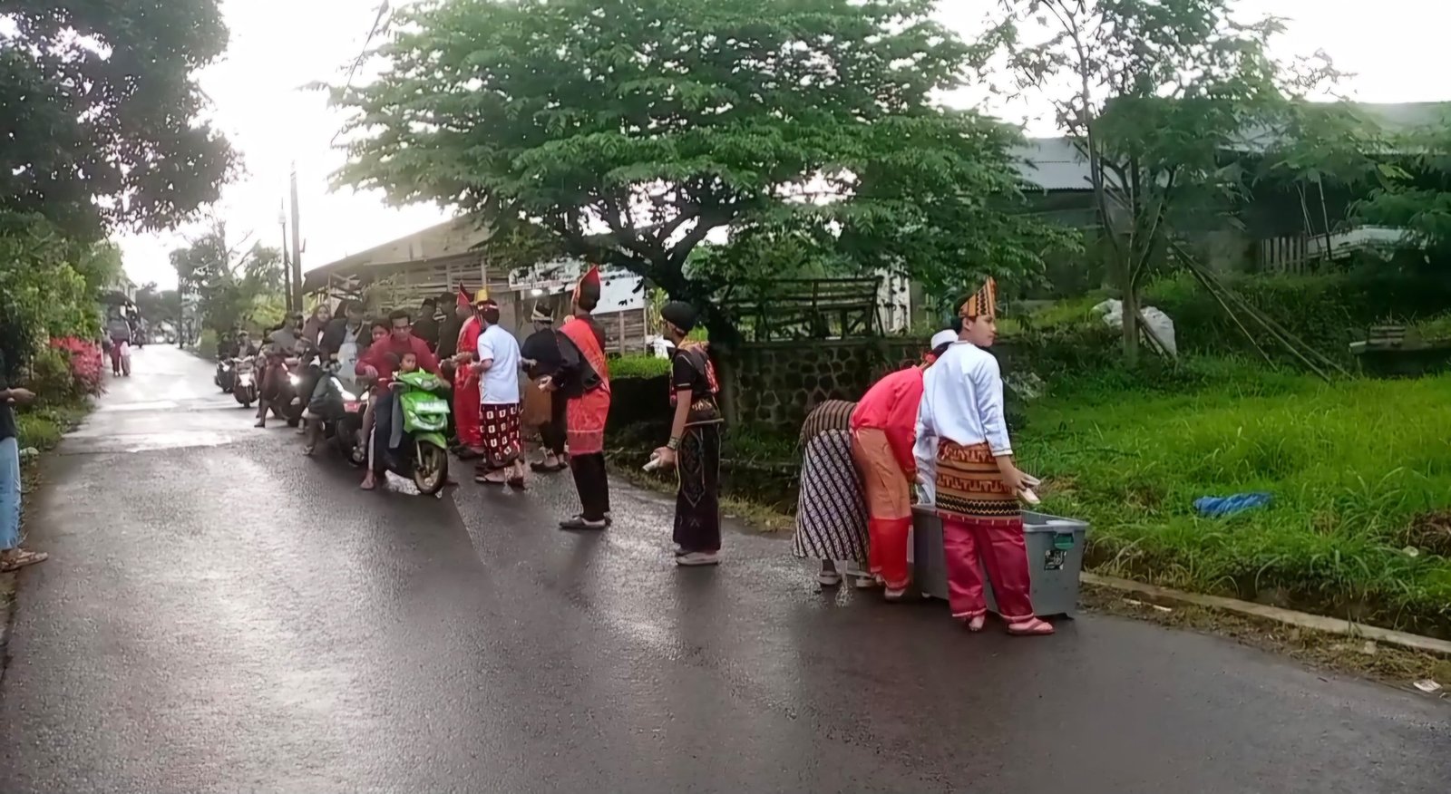 Puluhan Santri Aldepos Tenjolaya Bagikan Takjil Pakai Baju Adat dan Ajarkan Warga Bahasa Inggris