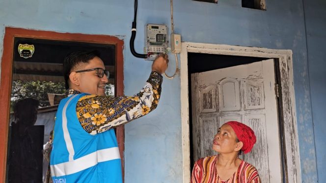 
					Lewat Program Light Up The Dream, PLN UP3 Gunung Putri Sambung Listrik 35 Pelanggan