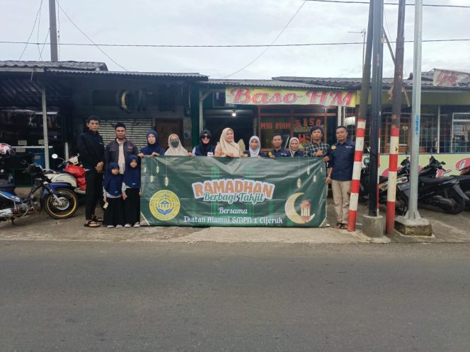 
					Ramadhan Berkah, Ikatan Alumni SMPN 1 Cijeruk Berbagi Takjil Gratis Kepada Pengendara