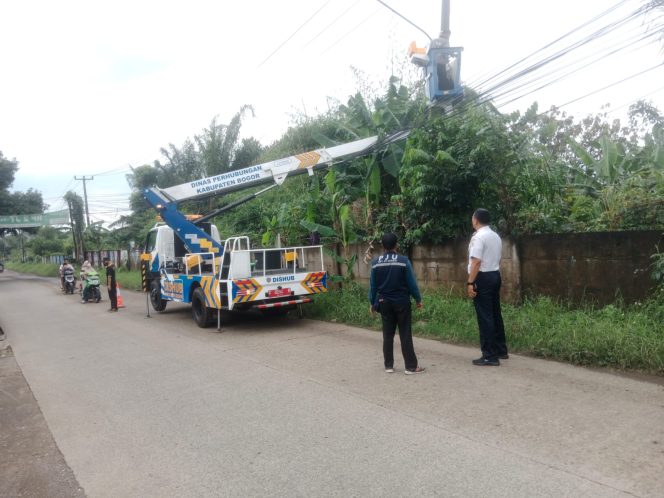 
					Gercep Respon Aduan Masyarakat, UPT Dishub Wilayah 2 Cileungsi Perbaiki PJU Mati di Jalan Raya KH Umar Desa Dayeuh