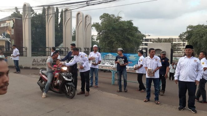 
					Tebar Kebaikan, Katar RW 07 Desa Pondok Udik Bagikan Takjil Gratis untuk Pengguna Jalan