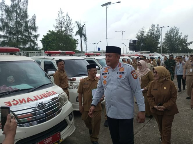 
					Plt Kabid Aset, Eko Suharnanto saat mendampingi Bupati Bogor, Rudy Susmanto mengecek kendaraan dinas di Stadion Pakansari. (Foto: Erwin) 