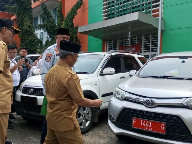 
					Temukan 1 Mobil Dinas Masih Gunakan Pelat Nomor Tahun 2023, Bupati Rudy Susmanto: Pajaknya Sudah Dibayar