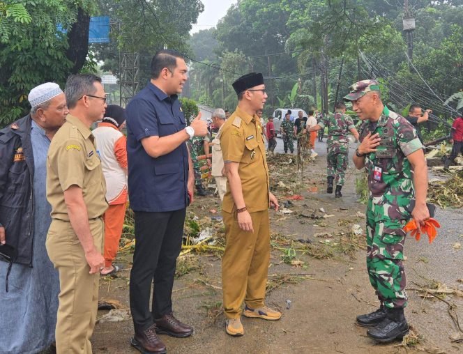 
					Ipeck Berikan Bantuan Makanan untuk Berbuka dan Sahur saat Tinjau Lokasi Bencana di Desa Leuwinutug