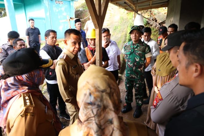 
					Wabup Bogor Jaro Ade Kunjungi Lokasi Tanah Longsor di Sukajaya