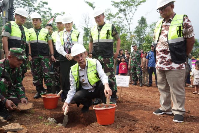 
					Jaro Ade Ditugaskan Bupati Bogor Kawal Percepatan Pembangunan di Bobar