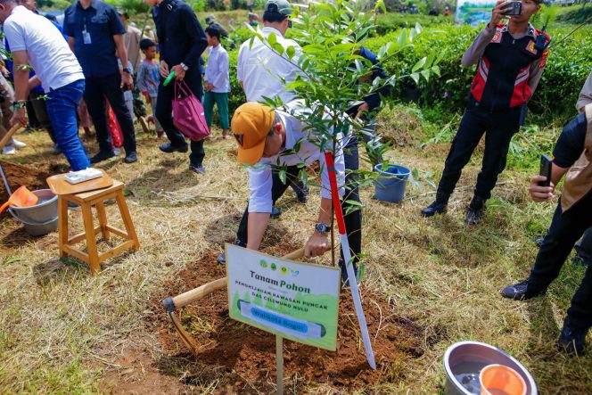 
					Gubernur Jabar dan Wali Kota Bogor Sepakat Beri Sanksi Warga yang Buang Sampah ke Sungai