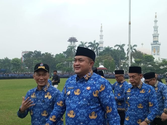 
					Bupati Bogor, Rudy Susmanto ingin seluruh ASN Kabupaten Bogor pakai pakaian adat sunda dalam kirab Mahkota Binokasih Pajajaran. (Foto: Erwin)