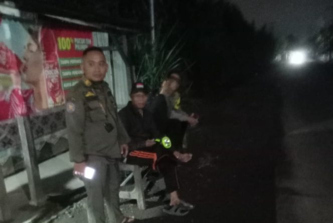 
					Kerap Dijadikan Tempat Mebuang Sampah Liar, Binwil hingga Binmas Jampang Piket di Jalan Raya Mad Noer