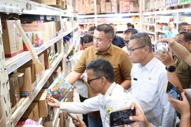 
					Bupati Rudy Susmanto Sidak 2 Supermarket Tindaklanjuti 9 Produk Mengandung Unsur Babi