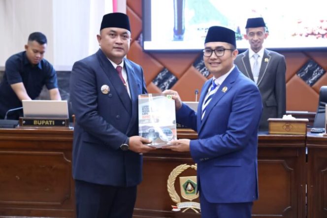 
					Ketua DPRD Sastra Winara Terima LKPJ Bupati Bogor Tahun 2024