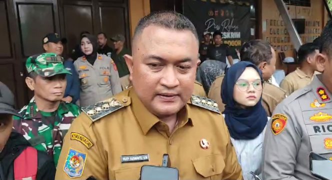 
					Soal Dugaan Pemotongan Uang Kompensasi Sopir Angkot, Bupati Rudy: Kalau Ada yang Terlibat akan Saya Pecat!