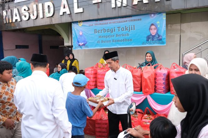 
					Wakil Ketua DPRD Agus Salim Berbagi Takjil Bareng Lurah Se-Kecamatan Cibinong