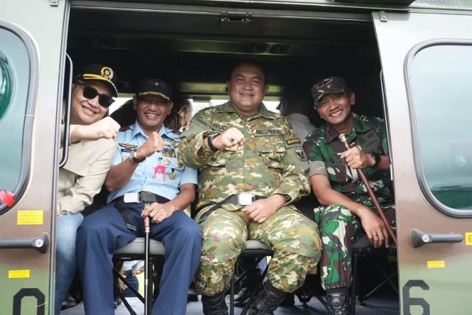 
					Ketua DPRD Sastra Winara Bareng Bupati Bogor Naik Heli TNI AU Pantau Arus Mudik