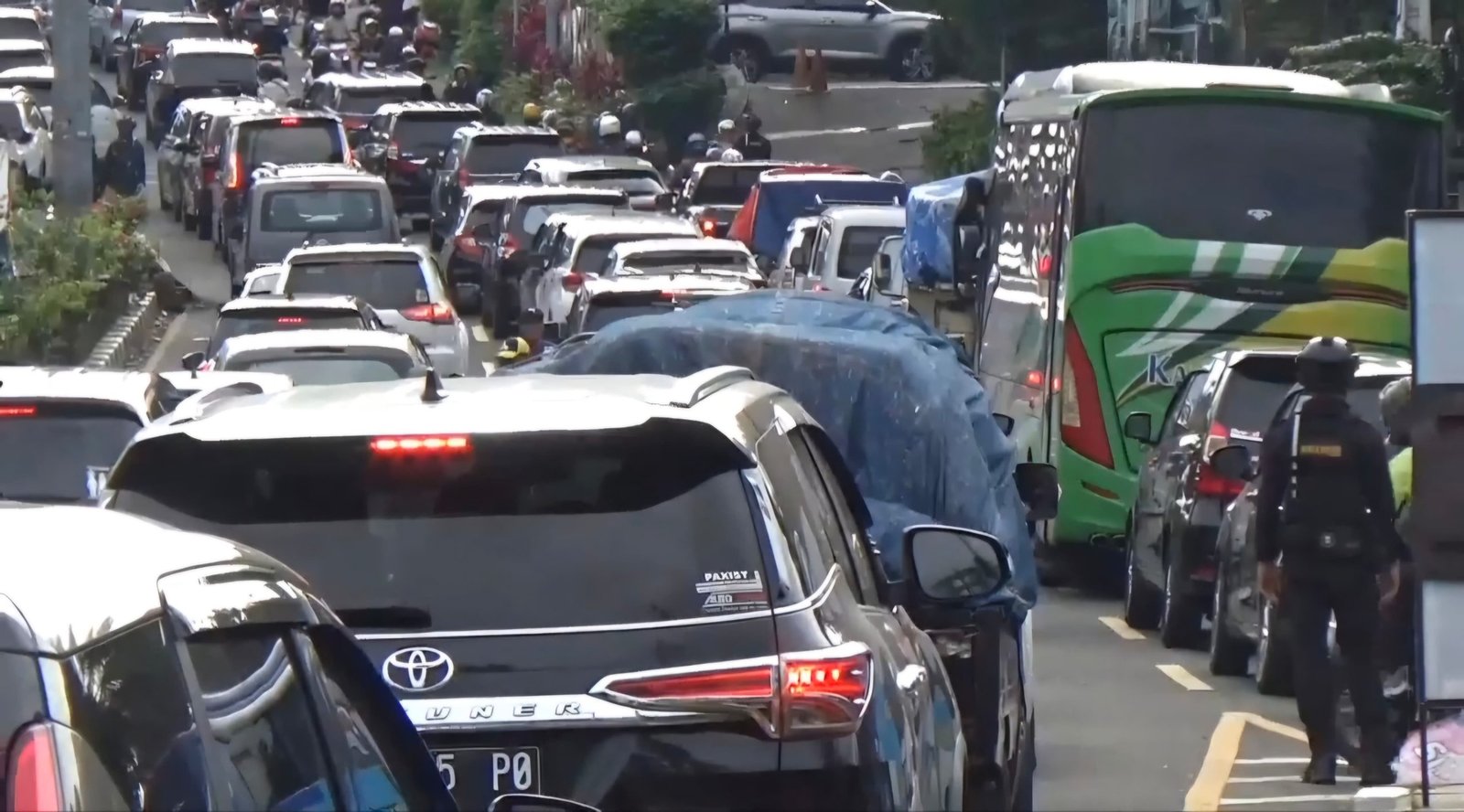 Polisi Berlakukan One Way di Jalur Puncak, Arus Kendaraan Meningkat Sejak Pagi