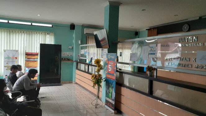 
					Urus KTP dan KK, Warga Serbu Kantor Kecamatan Kemang di Hari Pertama Masuk Kerja