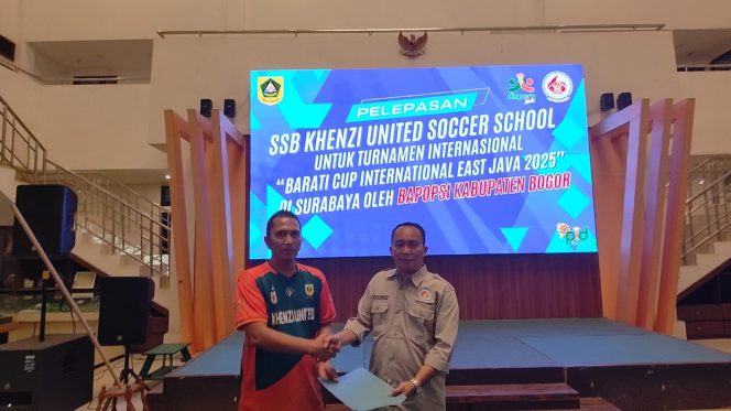 
					Khenzi United Pakai Jersey Berlogo Pemkab dan Bapopsi saat Berlaga di Ajang BARATI Cup 2025