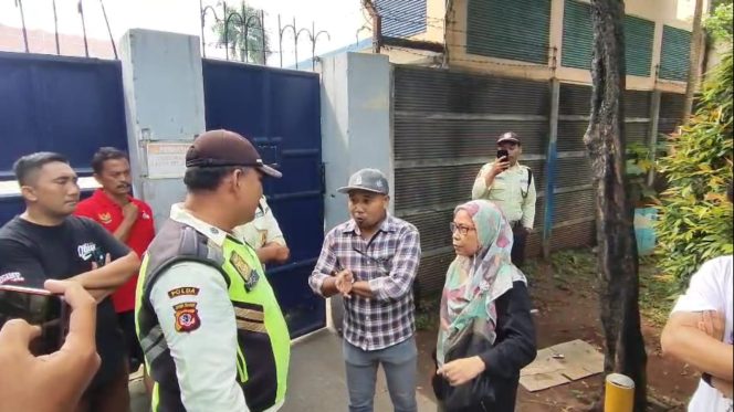 
					Petugas DLH Kabupaten Bogor Diadang Sekuriti Perusahaan saat Telusuri Limbah Penyebab Ribuan Ikan Mati di Klapanunggal