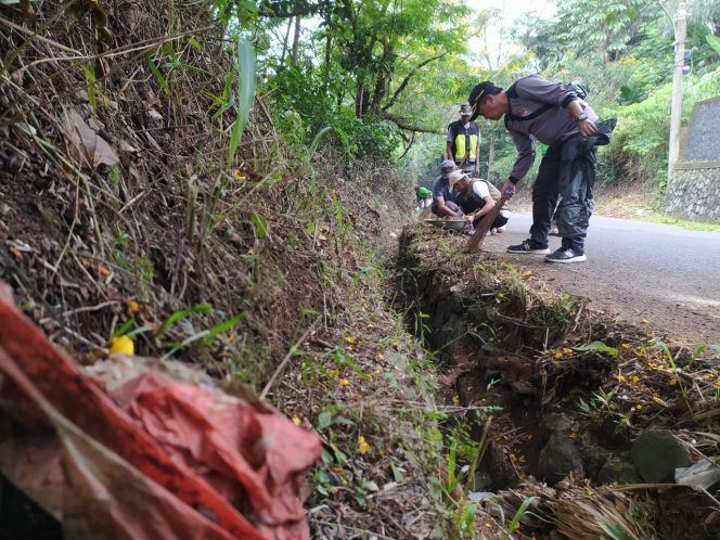 
					Wujudkan “Urang Bersih, Urang Oge Anu Genah”, PABPDSI Megamendung Gelar Aksi Bersih Jalan Gadog–Gunung Geulis