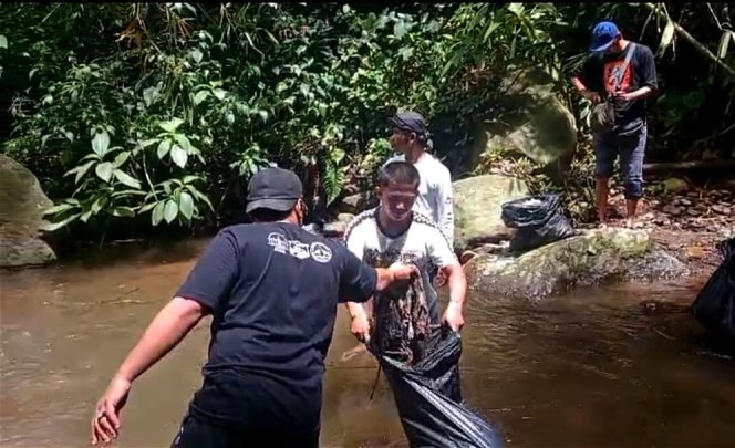 
					Hari Bumi 2025, Pegiat Lingkungan Rungkun Awi Ajak Warga dan komunitas Aksi Bersih Sungai Cisampay Cisarua