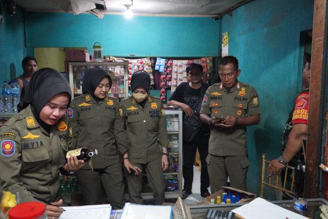 
					Operasi Senyap di Kemang dan Parung, Satpol PP Kabupaten Bogor Sita Ratusan Botol Miras