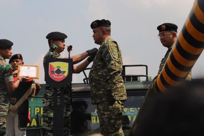 
					Bupati Rudy Susmanto Terima 2 Tanda Kehormatan dari Danpussenkav TNI AD