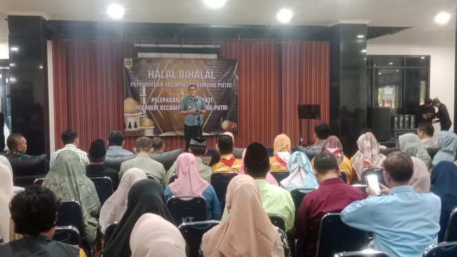 
					Sambil Lepas Pegawainya yang Purna Bakti, Pemcam Gunung Putri Adakan Halal Bihalal