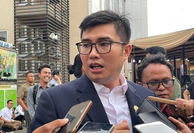 
					Jadi Penyebab Banjir, Ketua DPRD Sastra Winara Ajak Warga Tak Buang Sampah ke Sungai