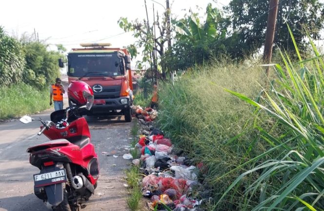 
					Sampah Liar di Jalan Raya Mad Noer Jampang Akhirnya Dibersihkan, Warga: Kami Siap Mengawasi