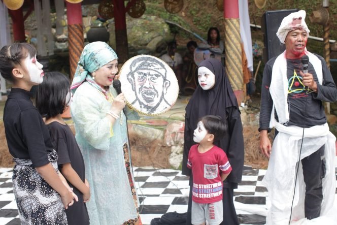 
					Cara Unik Undang Gubernur Jabar, Budayawan Rumah Budaya HMA Lukis Wajah KDM Diatas ‘Nyiru’