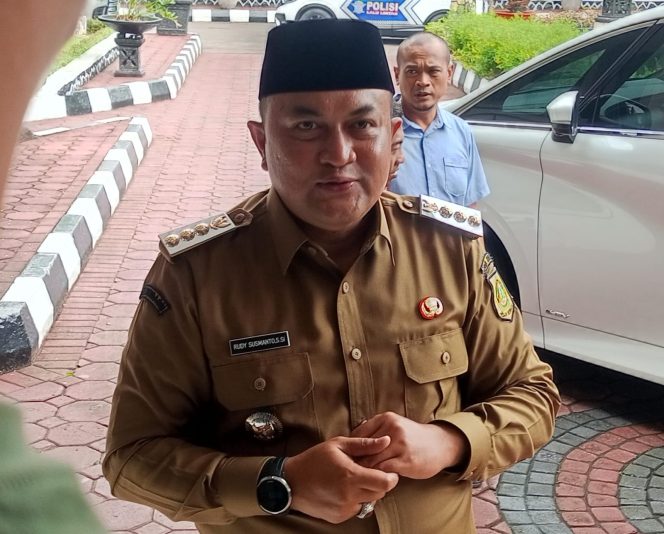 
					Bupati Bogor, Rudy Susmanto terkait pendatang yang menetap di Kabupaten Bogor pasca lebaran. (Foto: Erwin)