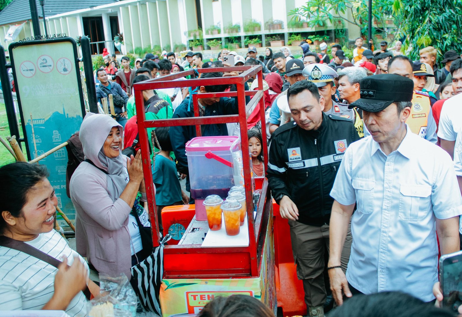 Wisatawan Membludak, Dedie Rachim Pantau Lalu Lintas di Sekitar Alun-alun