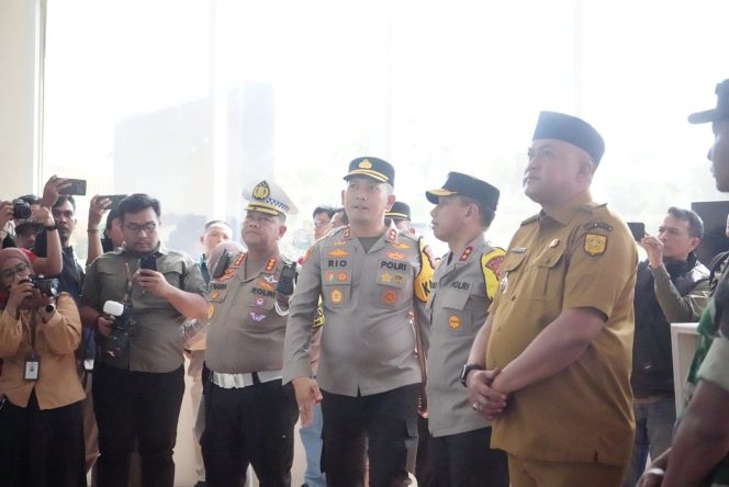 
					Bupati Rudy Susmanto Dampingi Kapolda Jabar Pantau Arus Lalu Lintas di Jalur Puncak