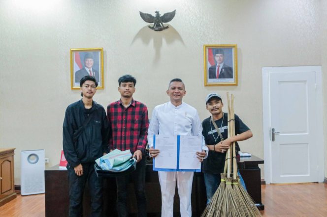 
					Sempat Terjaring Razia, 3 Pengamen jadi Petugas Kebersihan