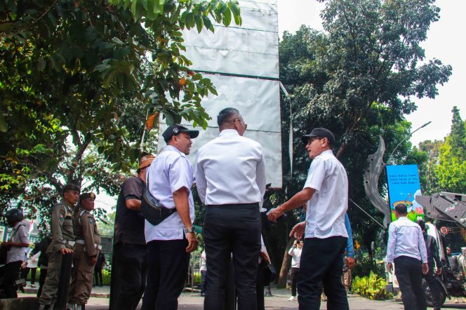 
					Jenal Mutaqin Bongkar Reklame dan Billboard Tak Berizin di Kota Bogor
