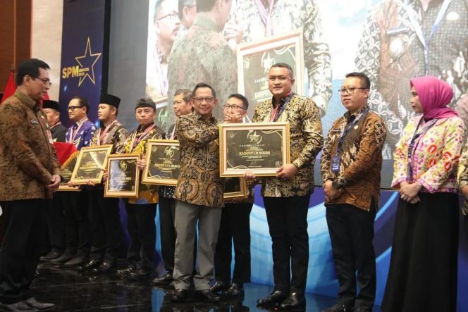 
					Istimewa! Bupati Rudy Susmanto Dapat Penghargaan Juara 1 SPM Awards 2025