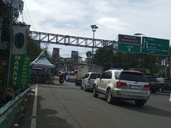 
					Hari ke-3 Libur Waisak, Ribuan Kendaraan Masih Padati Jalur Menuju Puncak Bogor