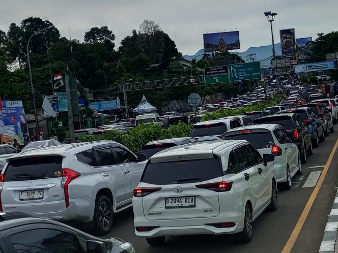 
					Libur Panjang Waisak, Kawasan Puncak Bogor Diserbu 30 Ribu Kendaraan dari Pagi Hingga Siang